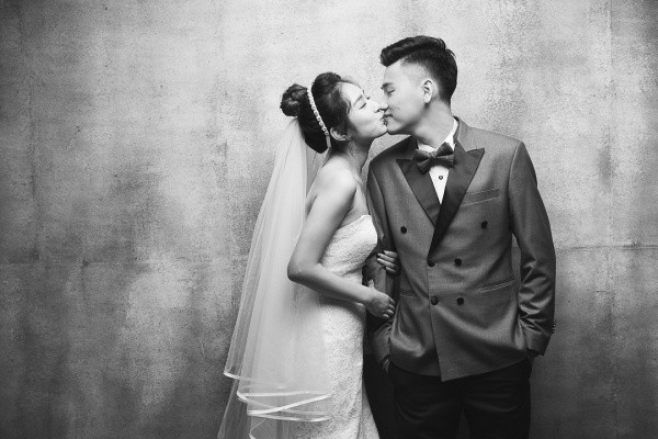 Ước mơ được mặc váy cưới, nắm tay người mình yêu năm 17 tuổi nay cũng đã trở thành sự thật.