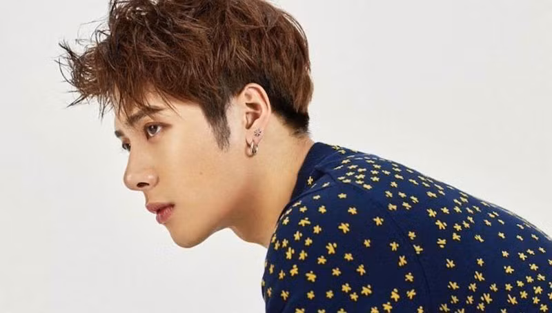 Trước khi quyết định sang Hàn làm thực tập sinh, Jackson là gương mặt ưu tú trong đội tuyển đấu kiếm của Hong Kong, từng rinh rất nhiều huy chương tại các giải trẻ trong nước, châu lục và thế giới, trong đó ấn tượng nhất là 2 huy chương vàng (cá nhân và đồng đội) tại Asian Junior and Cadet Fencing Championships 2011 được tổ chức ở Thái Lan. Vậy nên, nếu không vì đam mê âm nhạc cháy bỏng, có lẽ Jackson đã đi theo con đường mà papa hướng cho anh chàng: Đi Mĩ du học đồng thời tiếp tục sự nghiệp đấu kiếm. Khi đó, chúng ta có thể sẽ gặp Jackson tại các kỳ Thế vận hội Olympics.