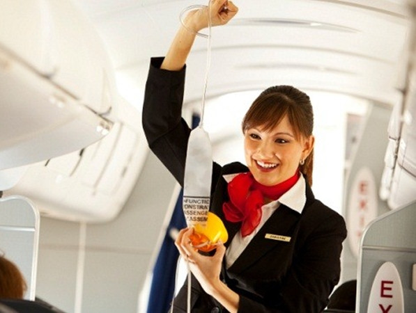 Khi mặt nạ dưỡng khí rơi xuống, thì việc cần làm ngay chính là đeo nó vào, không được chần chừ.