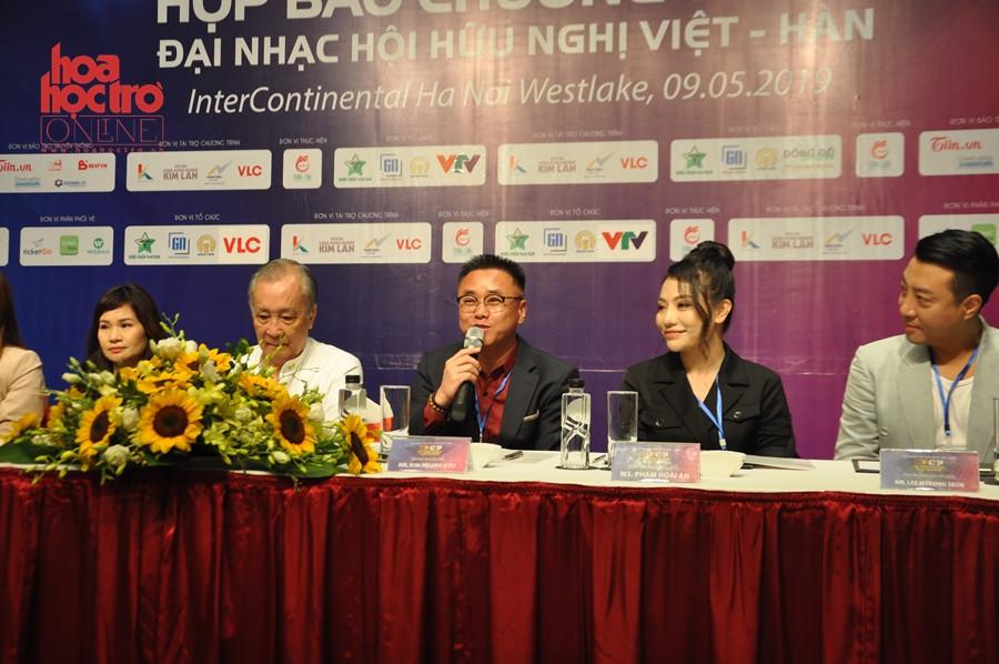 "Tôi xin gửi lời cảm ơn tới tất cả người hâm mộ đã quan tâm nhiệt tình và đón nhận sự kiện Kpop lần này" - Ông Kim Heung Gyu bày tỏ. "Tôi xin gửi lời cảm ơn tới tất cả người hâm mộ đã quan tâm nhiệt tình và đón nhận sự kiện Kpop lần này" - Ông Kim Heung Gyu bày tỏ.