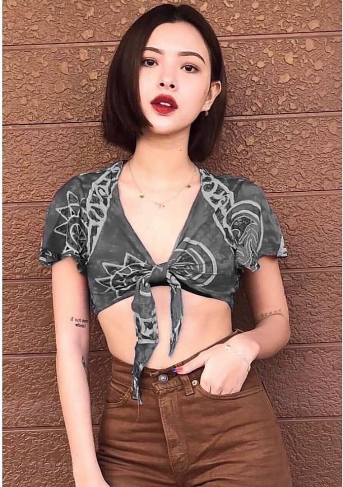 Không hẹn mà gặp, các người đẹp Việt thi nhau "lăng xê" cho màu son đỏ ảnh 2 Không hẹn mà gặp, các người đẹp Việt thi nhau "lăng xê" cho màu son đỏ ảnh 2