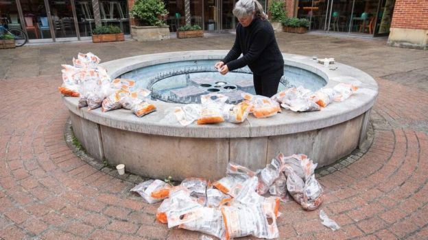 Nữ nghệ sỹ đặt đống tiền xu trong đài phun nước và chờ đợi sự phản ứng của mọi người