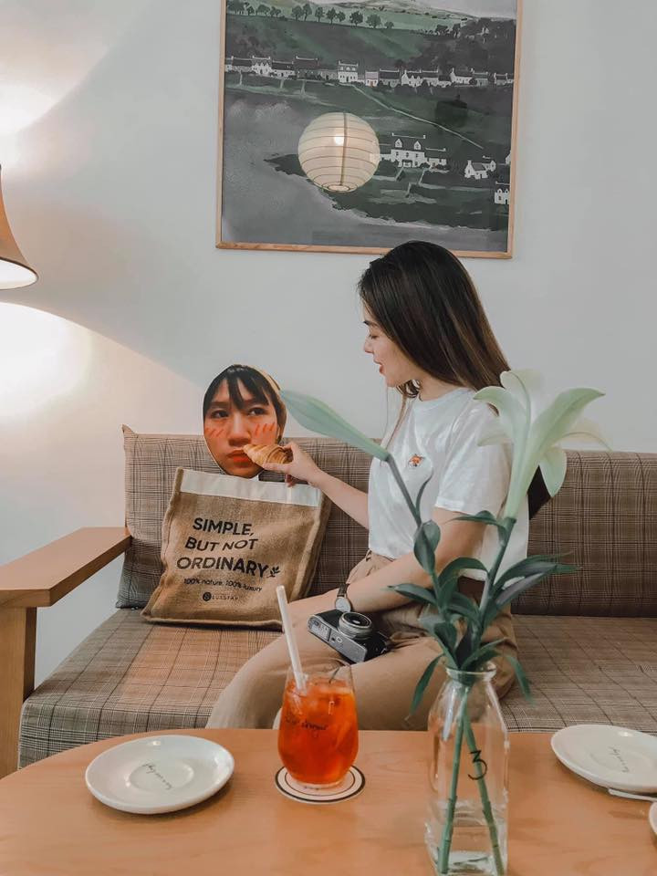 Đưa cái bánh xuống miệng chứ ở trên mũi làm sao ăn! Đút gì mà không có tâm!