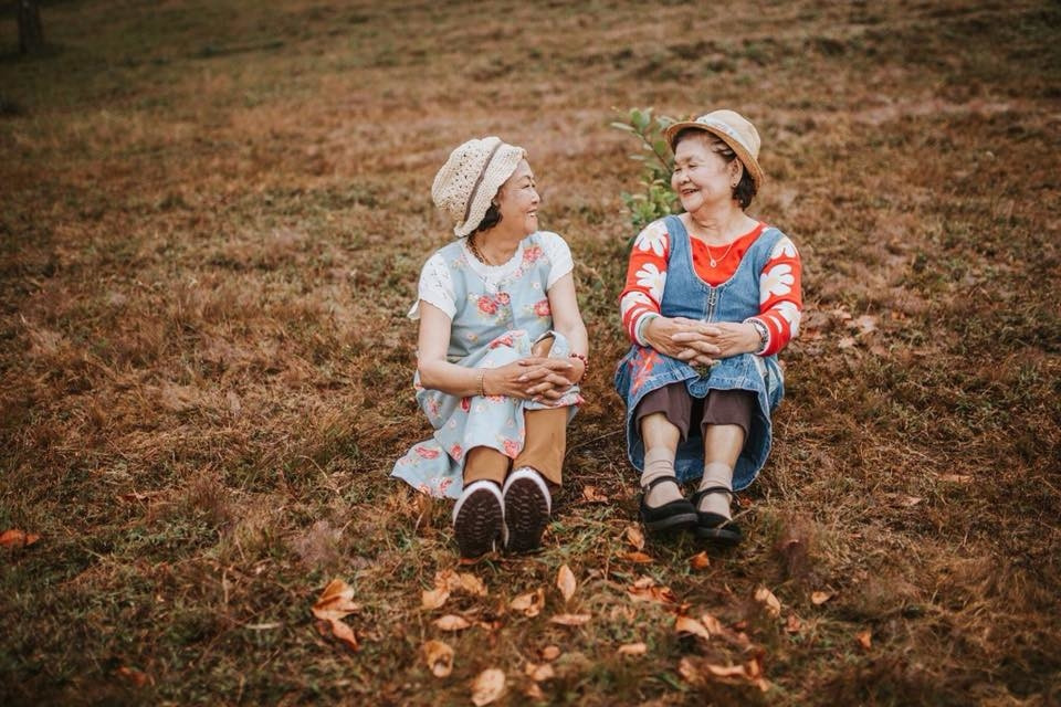 Mỗi khung hình đều là những khoảnh khắc đong đầy tình cảm của 2 cụ.