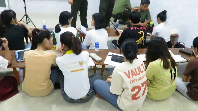 Hầu hết là các sinh viên, đặc biệt là các bạn nữ, bị lôi kéo. Ảnh: Nguyễn Tú.