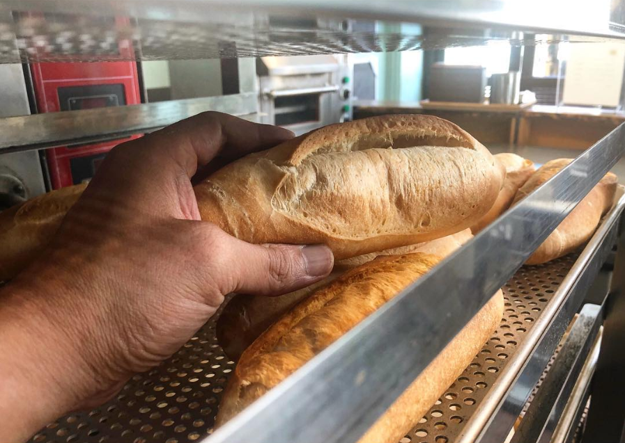 "Phải lòng" bánh mì Việt Nam, chàng trai Hàn Quốc quyết học bằng được "bí kíp" trước khi trở về ảnh 5