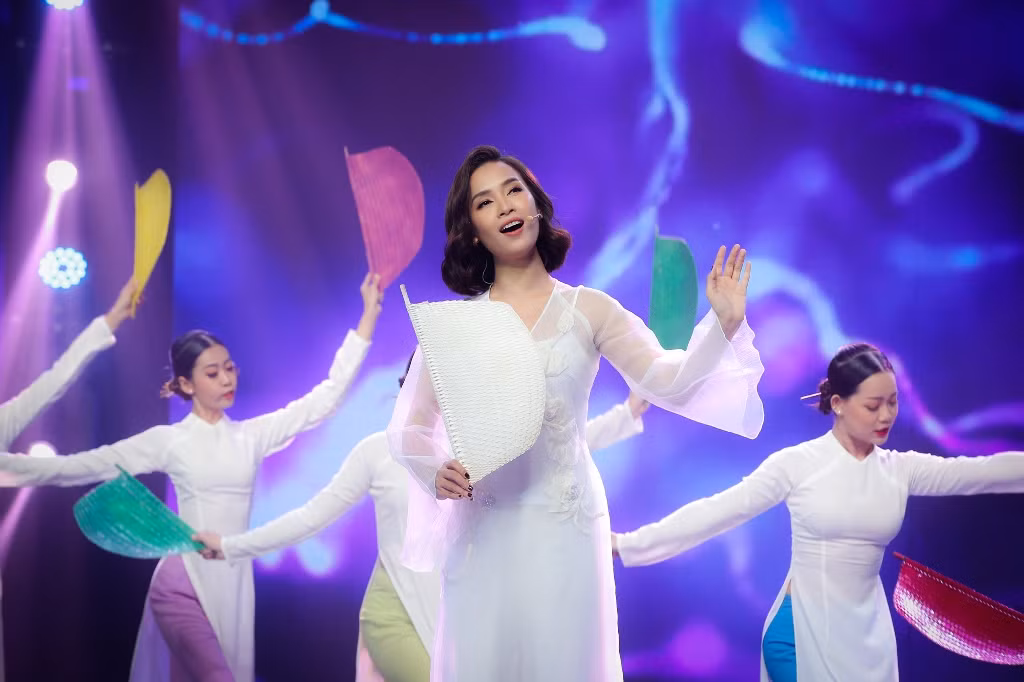 Ái Phương mang đến những giai điệu sâu lắng với Đường về nhà mang cảm xúc “hồi hương” đầy ý nghĩa nhân dịp năm mới, vừa được Ái Phương cho ra mắt trong thời gian qua.