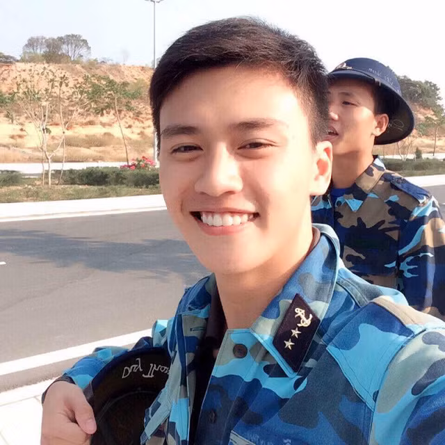 Chàng lính hải quân có nụ cười ấm áp gây "sốt" mạng ảnh 3