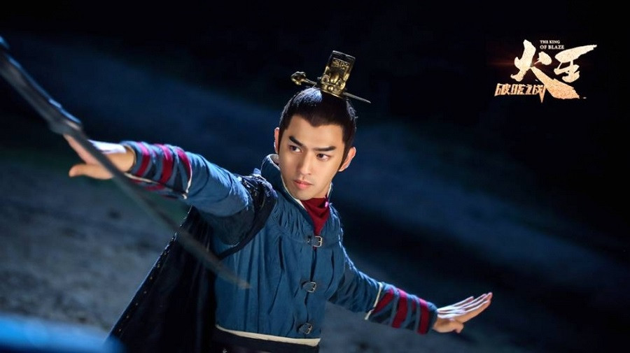 Trần Bách Lâm tay cầm trường kiếm, trong sự dịu dàng vẫn toát ra vẻ anh tuấn, hình tượng cổ trang mang lại sự mới mẻ với khán giả.