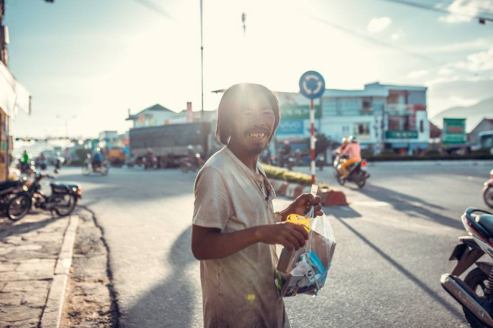 Nụ cười đáng yêu, vô ưu vô lo giữa nhịp sống bộn bề ngày cận Tết.