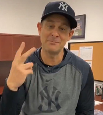 Huấn luyện viên Aaron Boone trong đoạn video mời thầy Barber và học trò tới xem trận đấu.