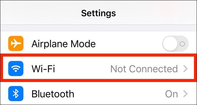 Mở ứng dụng Settings (Cài đặt), và chọn Wi-Fi.