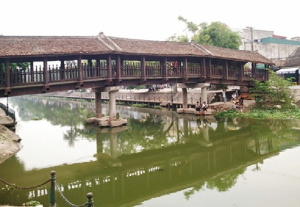 Cầu ngói Phát Diệm nằm ở huyện Kim Sơn, Tỉnh Ninh Bình