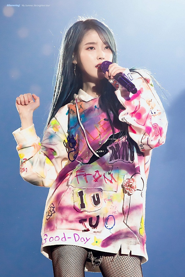 Nữ idol có sở thích tự thiết kế lại áo, giúp nhiều item đơn giản mà vẫn chất. 