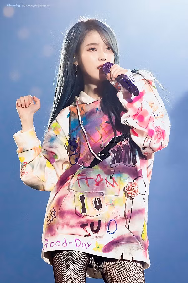 Nữ idol có sở thích tự thiết kế lại áo, giúp nhiều item đơn giản mà vẫn chất. 