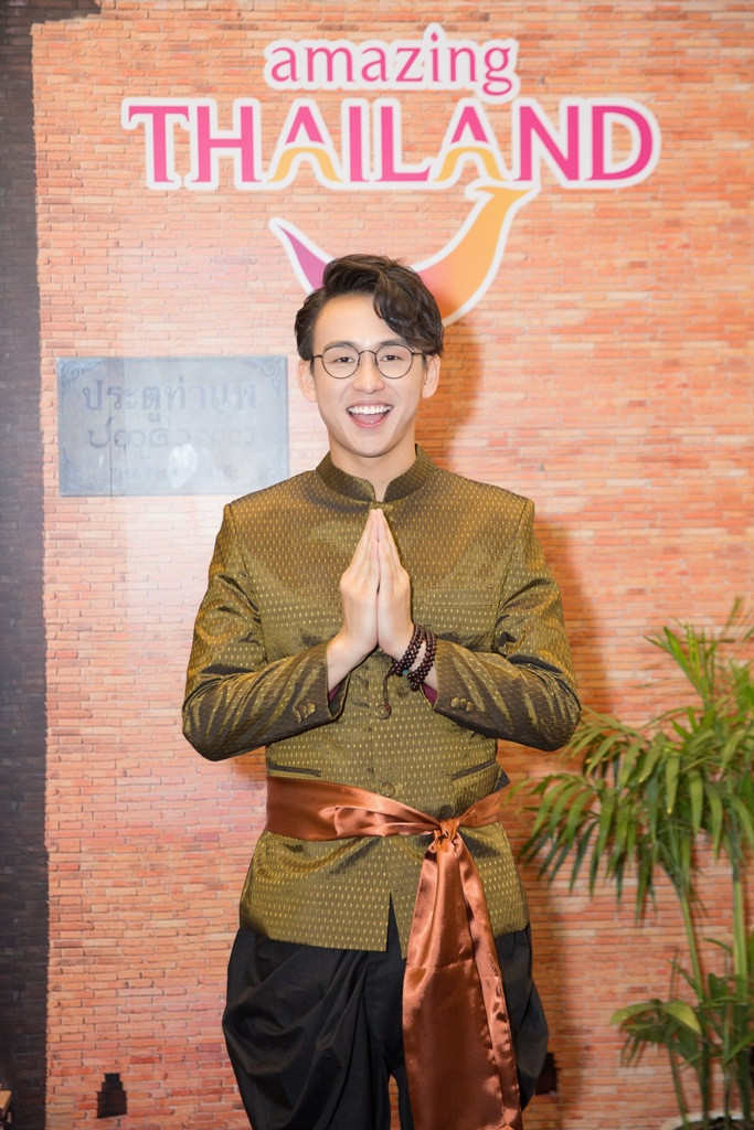 MC Quang Bảo xuất hiện với quốc phục Thái Lan.