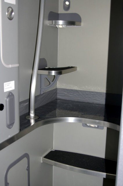 Để di chuyển đến chỗ nghỉ ngơi, phi hành đoàn sẽ bước lên những bậc thang nhỏ được thiết kế kín đáo, tránh xa tầm quan sát của hành khách.