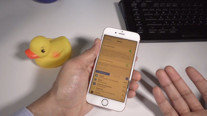 Tính năng “Night Shift” giúp giảm cường độ ánh sáng xanh phát ra từ màn hình của các thiết bị, bằng cách thay đổi ánh sáng trên màn hình iPhone/iPad.