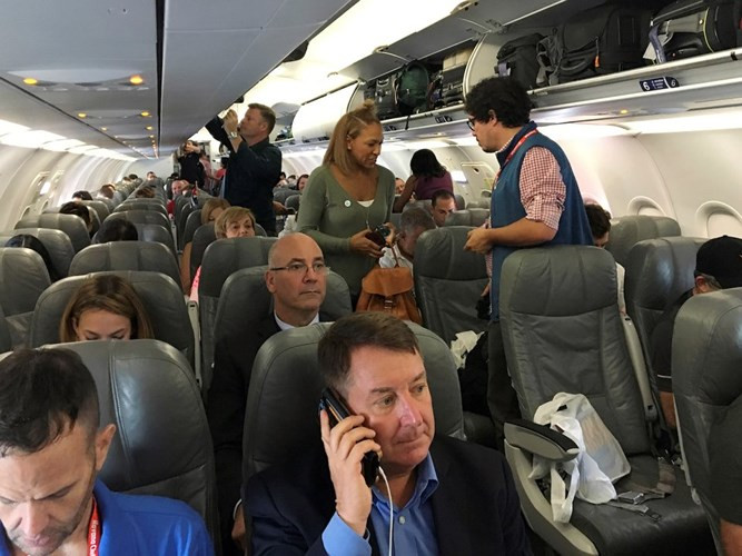 Khoang hành khách ngày nay đã khác xa so với trước đây. Bức ảnh chụp năm 2016 trong khoang hành khách của một chuyến bay từ sân bay quốc tế Fort Lauderdale đi Cuba.