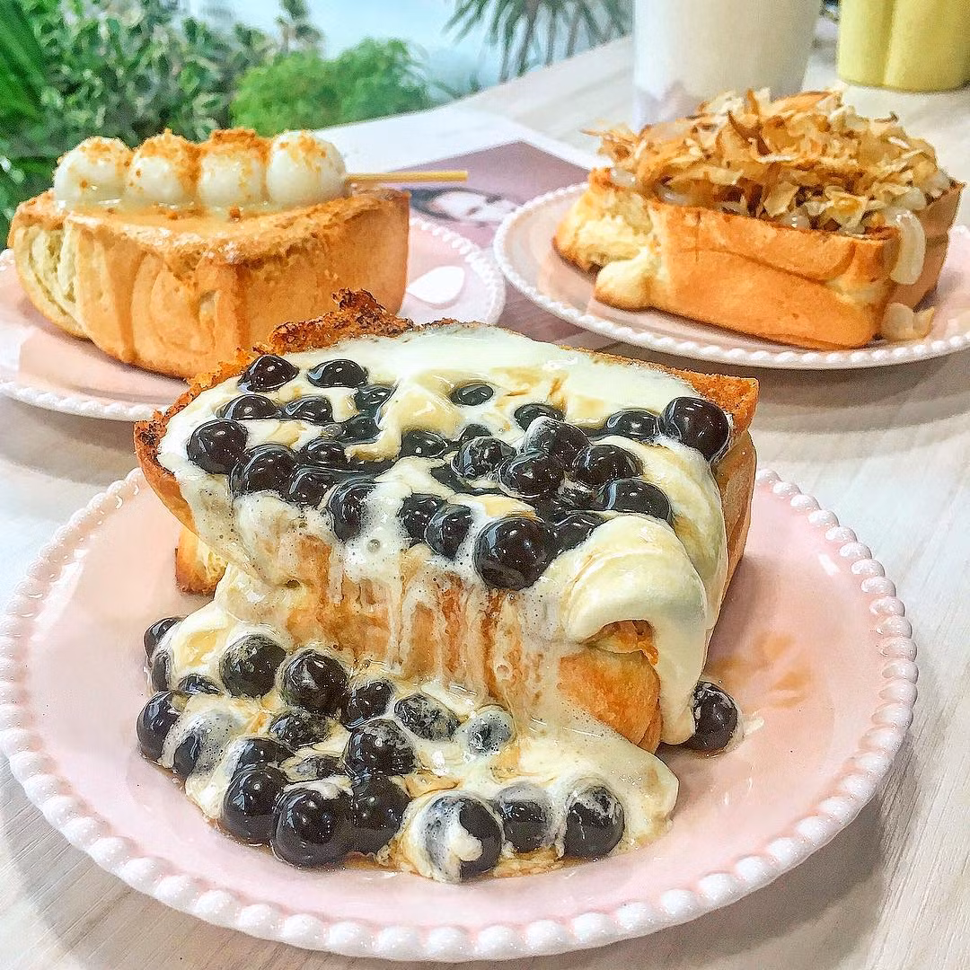 Sữa và trân châu trở thành topping cho món bánh sandwich dày miếng.