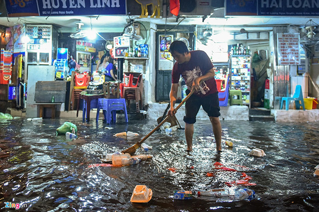 Một người dân cho biết các tuyến phố này lần nào có mưa lớn kéo dài chừng 30 phút đều bị ngập. Một người dân cho biết các tuyến phố này lần nào có mưa lớn kéo dài chừng 30 phút đều bị ngập.