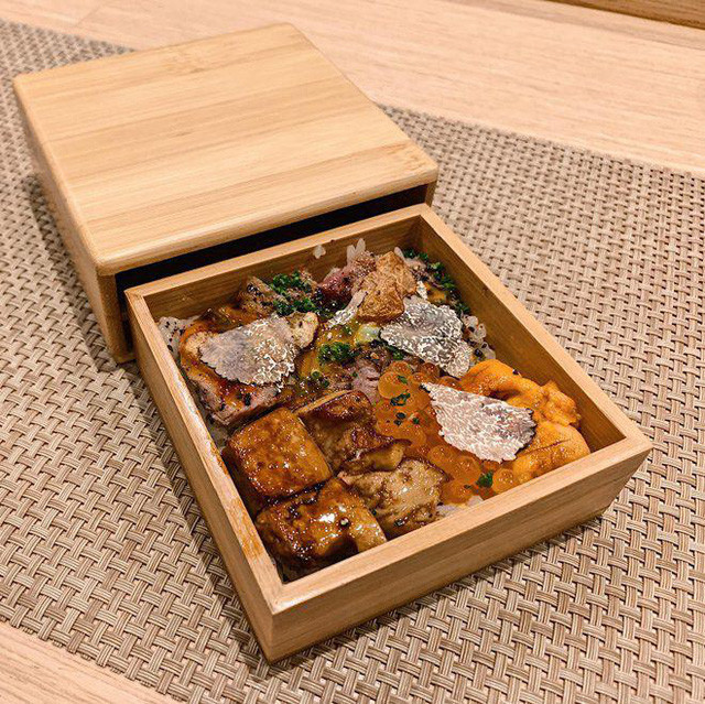 Mỗi khi đi du lịch, ăn uống, nam ca sĩ thường chụp lại những món ăn mình thích thú và chia sẻ cùng fan