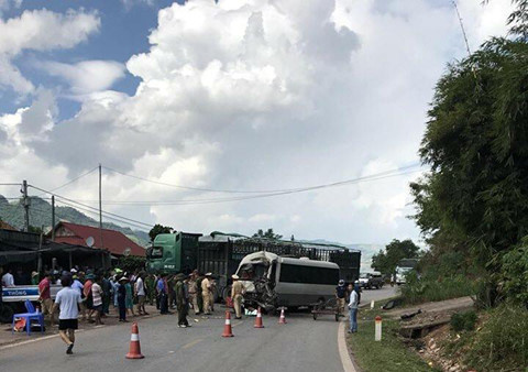 Người dân hiếu kỳ đứng theo dõi vụ việc . ẢNH: QUỲNH NGA.