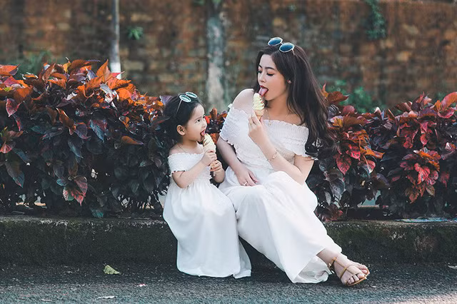"Tan chảy" với bộ ảnh mùa xuân vô cùng ngọt ngào của bà mẹ 9x cùng con gái ảnh 1