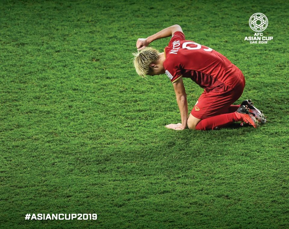 Khoảnh khắc tiền đạo Nguyễn Văn Toàn đấm tay xuống mặt cỏ xanh bày tỏ sự tiếc nuối vì không theo kịp đường chuyền dài của người đồng đội Xuân Trường đã lọt top 10 khoảnh khắc ấn tượng nhất tứ kết Asian Cup 2019.