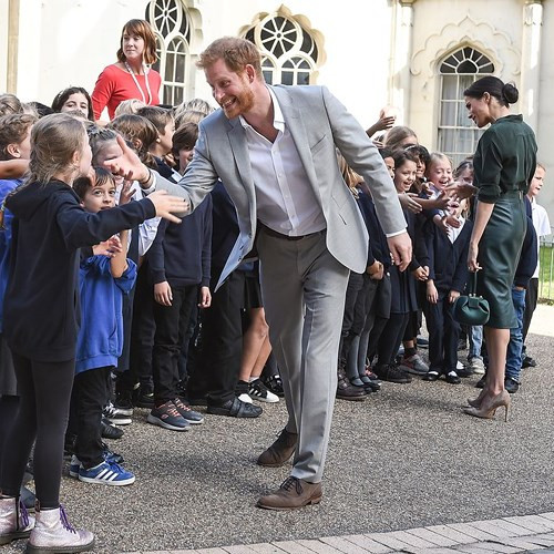 Khi đến thăm trường học ở Brighton, Harry trò chuyện và lắng nghe những chia sẻ từ những người hâm mộ nhỏ tuổi và không quên trao những cái ôm, cái bắt tay đầy nồng ấm.