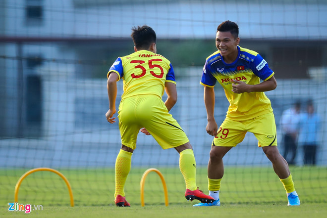 Phạm Xuân Mạnh (phải) là thành viên của U23 Việt Nam ở Thường Châu. Anh mới trở lại sau chấn thương một thời gian. Ảnh: Minh Chiến.