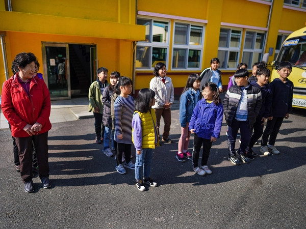 Học sinh của trường Daegu xếp hàng chuẩn bị đi tham quan.