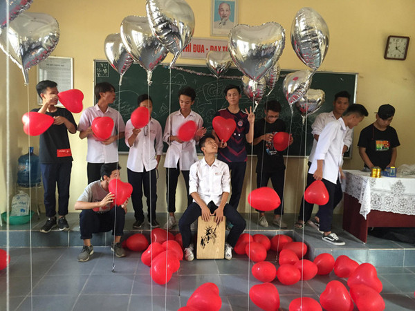 11 chàng trai còn có món quà tinh thần tặng các bạn nữ trong lớp.