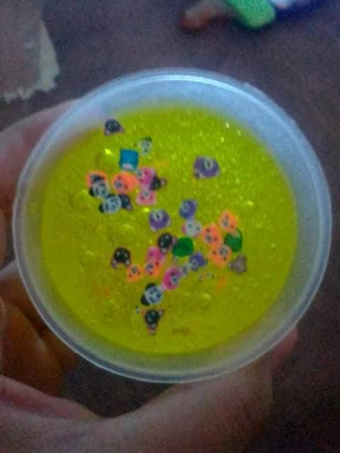 Xà lam có phẩm màu, kim tuyến, natri hidrocacbonat... thì dễ gây mẩn ngứa. ẢNH: X.P