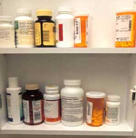 Chụp ảnh lại mọi loại thuốc, vitamin, thực phẩm chức năng mà mình và người nhà đang dùng là việc làm rất thông minh.