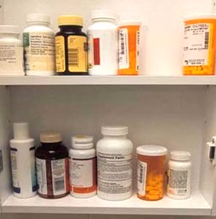 Chụp ảnh lại mọi loại thuốc, vitamin, thực phẩm chức năng mà mình và người nhà đang dùng là việc làm rất thông minh.