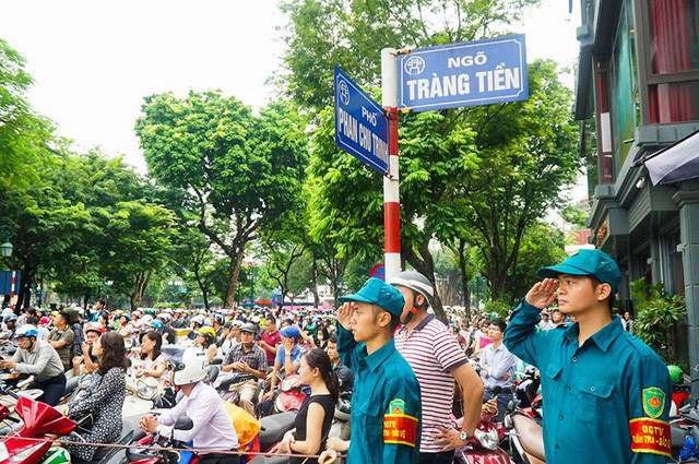 Người dân tiễn biệt Chủ tịch nước Trần Đại Quang tại khu vực Nhà hát Lớn (Hoàn Kiếm - Hà Nội).