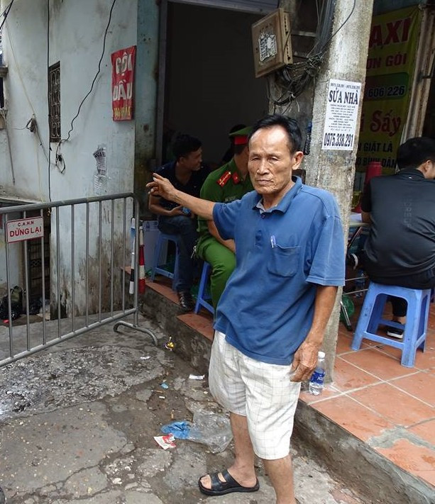 Ông Hiệp - chủ dãy trọ dành cho người nghèo thất thần trước hiện trường đám cháy.