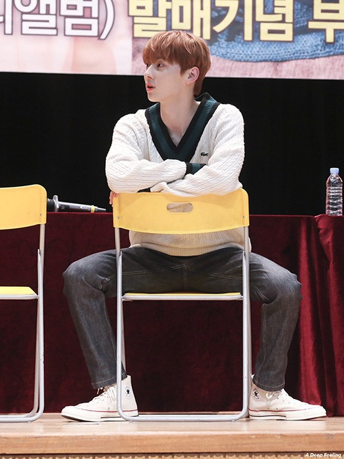 Những mẫu áo len cổ tim được Minhyun yêu thích trong những ngày trời lạnh.