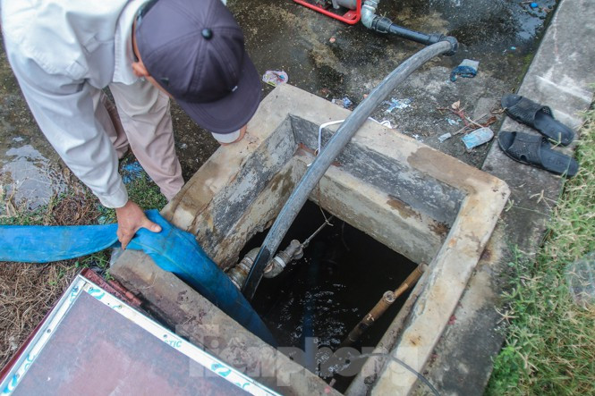 Cộng đồng dân cư tòa HH1A Linh Đàm phản ánh, nước từ 10/10 có mùi khét, kể cả khi nấu nướng vẫn lưu lại mùi. Ngoài ra, nước sử dụng để tắm rửa cũng cảm rác nhờn trên da. Việc này khiến cư dân không dám dùng nước máy, ảnh hưởng đến sinh hoạt.