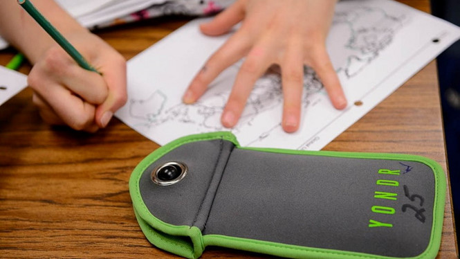 Túi của hãng Yondr cho phép khóa điện thoại bên trong. Ảnh: CHỤP TỪ SLTRIB.COM.