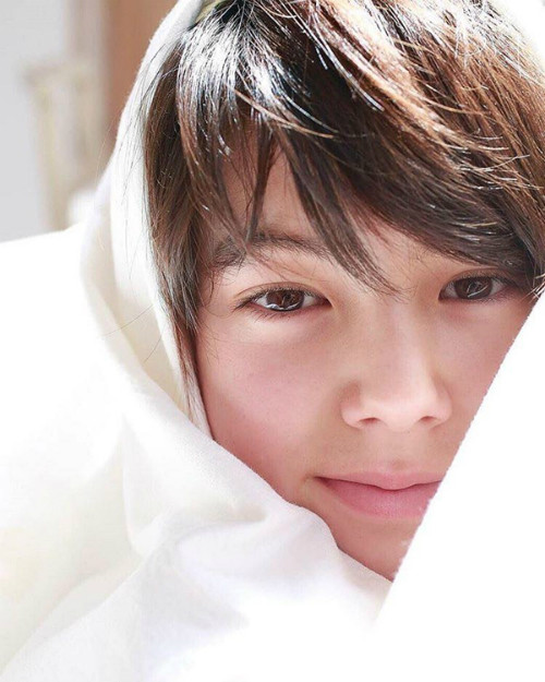 Alex Shou khiến bao người thốt lên "sao đẹp trai quá vậy" hay "con nhà ai mà xinh trai thế".