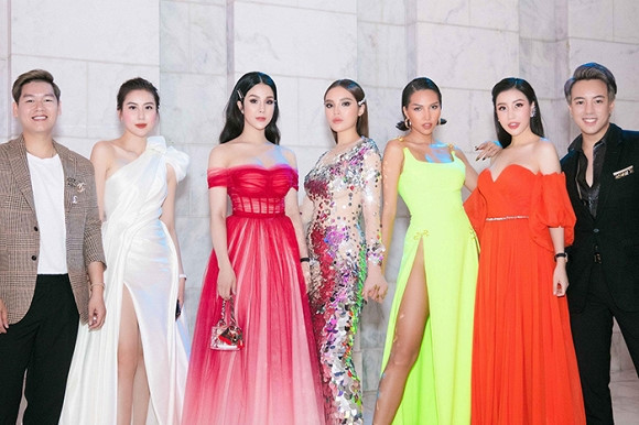 Mặc cho những tin đồn tình cảm trong thời gian qua, Minh Triệu thoải mái nắm tay Kỳ Duyên khẳng định "tình chị em".