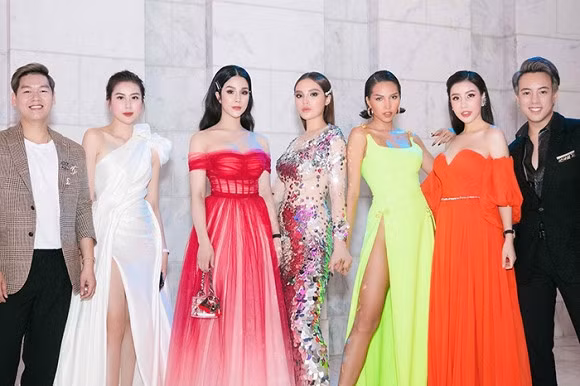 Mặc cho những tin đồn tình cảm trong thời gian qua, Minh Triệu thoải mái nắm tay Kỳ Duyên khẳng định "tình chị em".