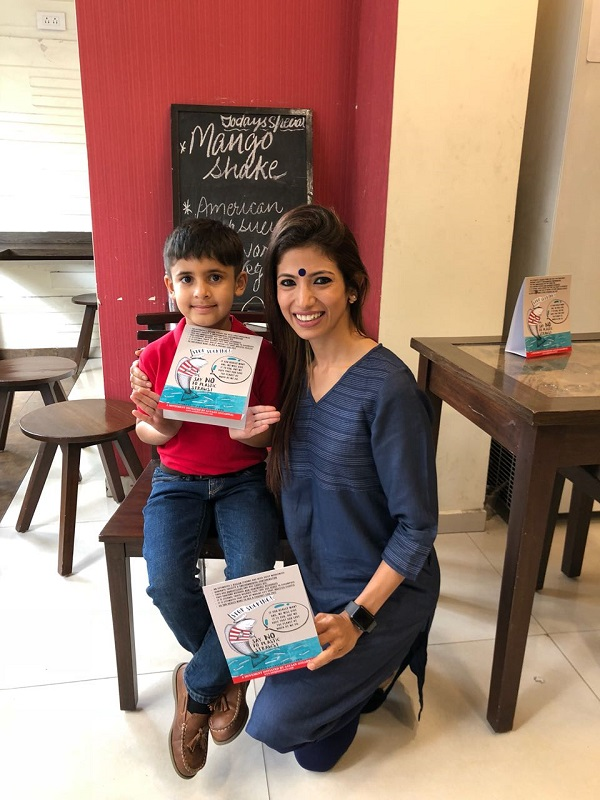 Aayaan cùng với một trong những người chủ nhà hàng.