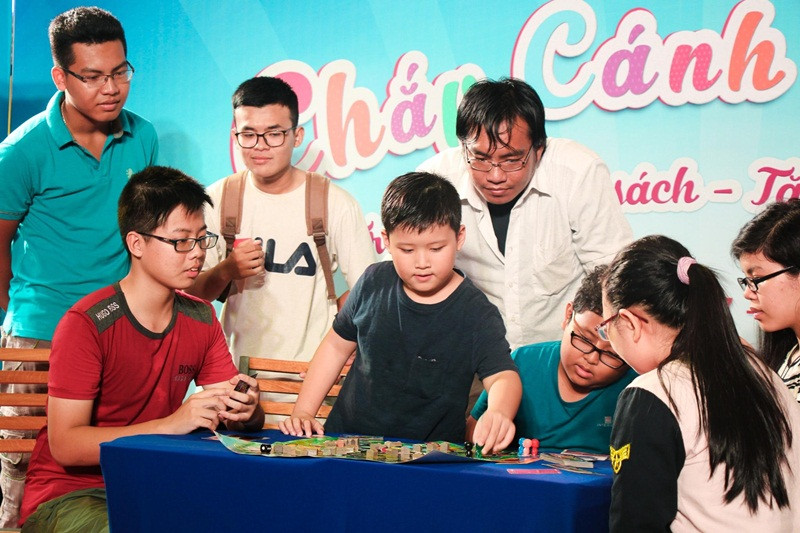 Các khán giả nhí cực kì hào hứng vì mình chính là những “ngôi sao may mắn” đầu tiên được trải nghiệm trò chơi thú vị này.