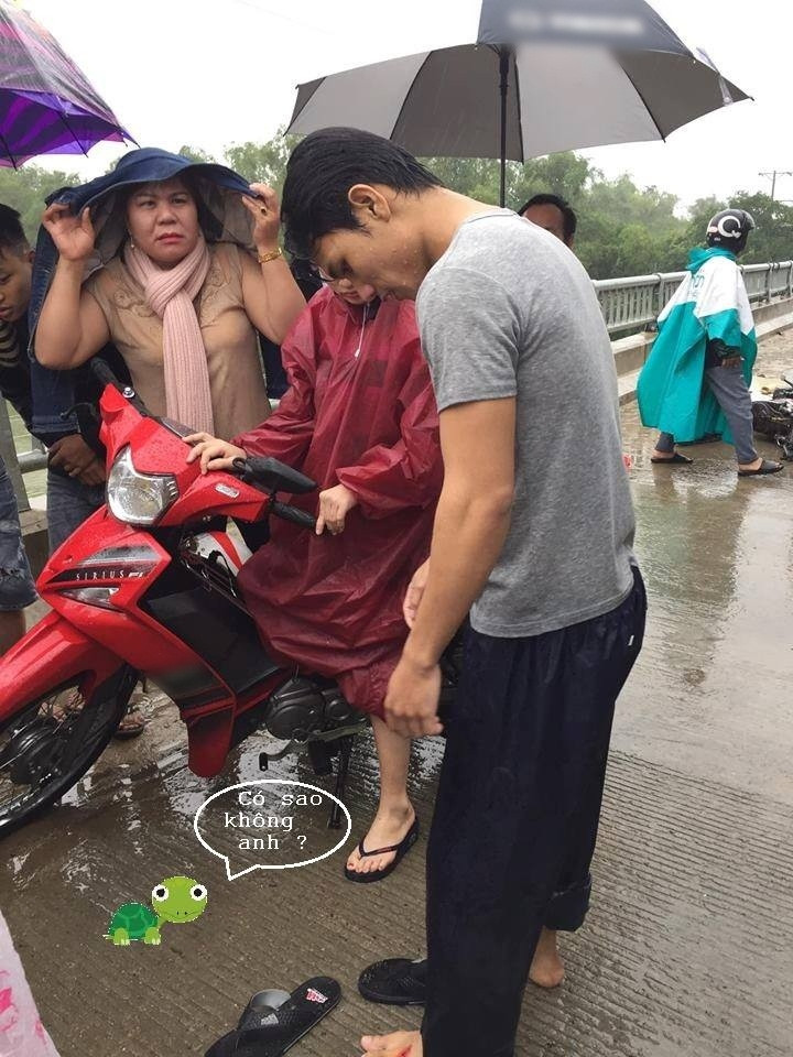 Chân bị thương vẫn không lo cho mình, mà chỉ nghĩ đến người yêu. Chân bị thương vẫn không lo cho mình, mà chỉ nghĩ đến người yêu.