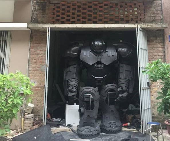 Mô hình robot màu đen có chiều cao tới 3 m, nặng 35 kg do Mười và nhóm bạn thực hiện Mô hình robot màu đen có chiều cao tới 3 m, nặng 35 kg do Mười và nhóm bạn thực hiện