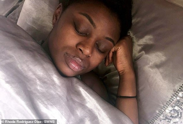 Nữ sinh có thể chìm vào giấc ngủ kéo dài 2-3 tuần.