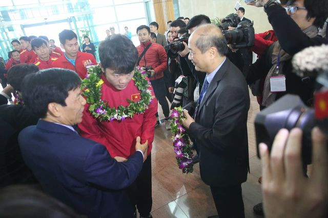 Lãnh đạo bộ VH,TT &amp;DL trao hoa cho Xuân Trường